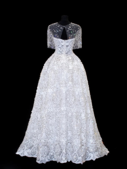 Elegantes, schlichtes Brautkleid mit Herzausschnitt, Ärmeln und Cape, weiß, auch in kleinen/großen Größen erhältlich, SA030