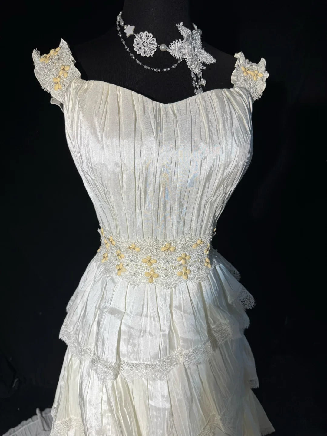 Robe de mariée vintage intemporelle pour femme, coupe trapèze, sans bretelles, en dentelle blanche à volants et satin, style années 1920, AS031