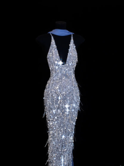 Preiswertes, paillettenbesetztes, formelles Meerjungfrauenkleid im Stil der 1950er Jahre mit V-Ausschnitt und Neckholder in Blau und Perlen – ein beeindruckendes langes Ballkleid oder Abendkleid für Partys und festliche Anlässe (SA031).