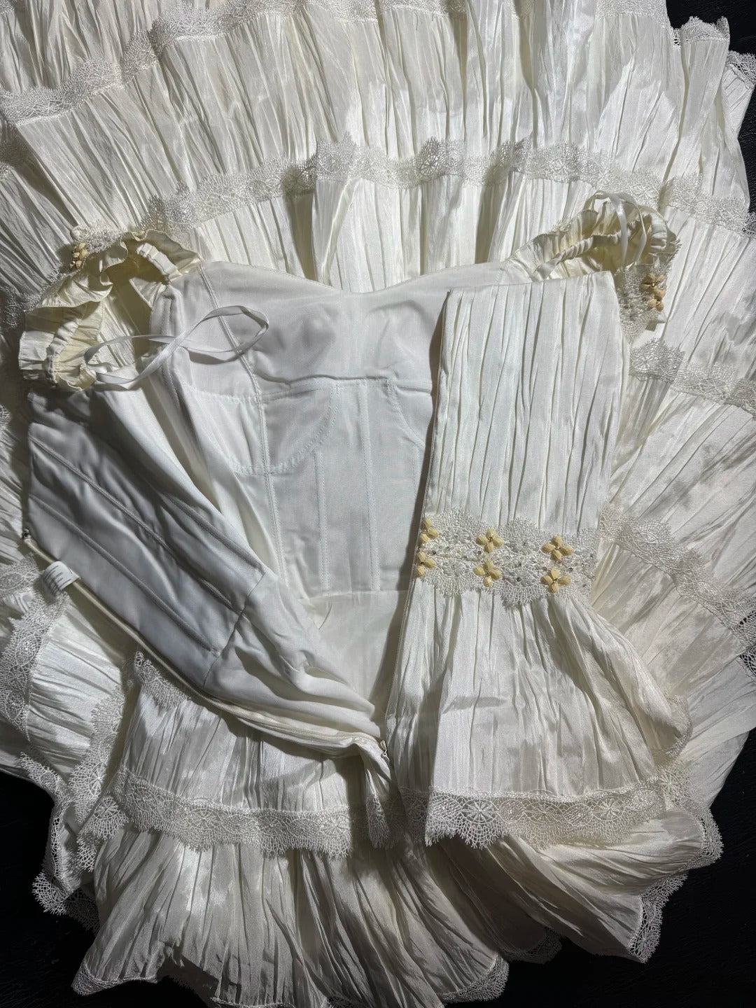 Robe de mariée vintage intemporelle pour femme, coupe trapèze, sans bretelles, en dentelle blanche à volants et satin, style années 1920, AS031