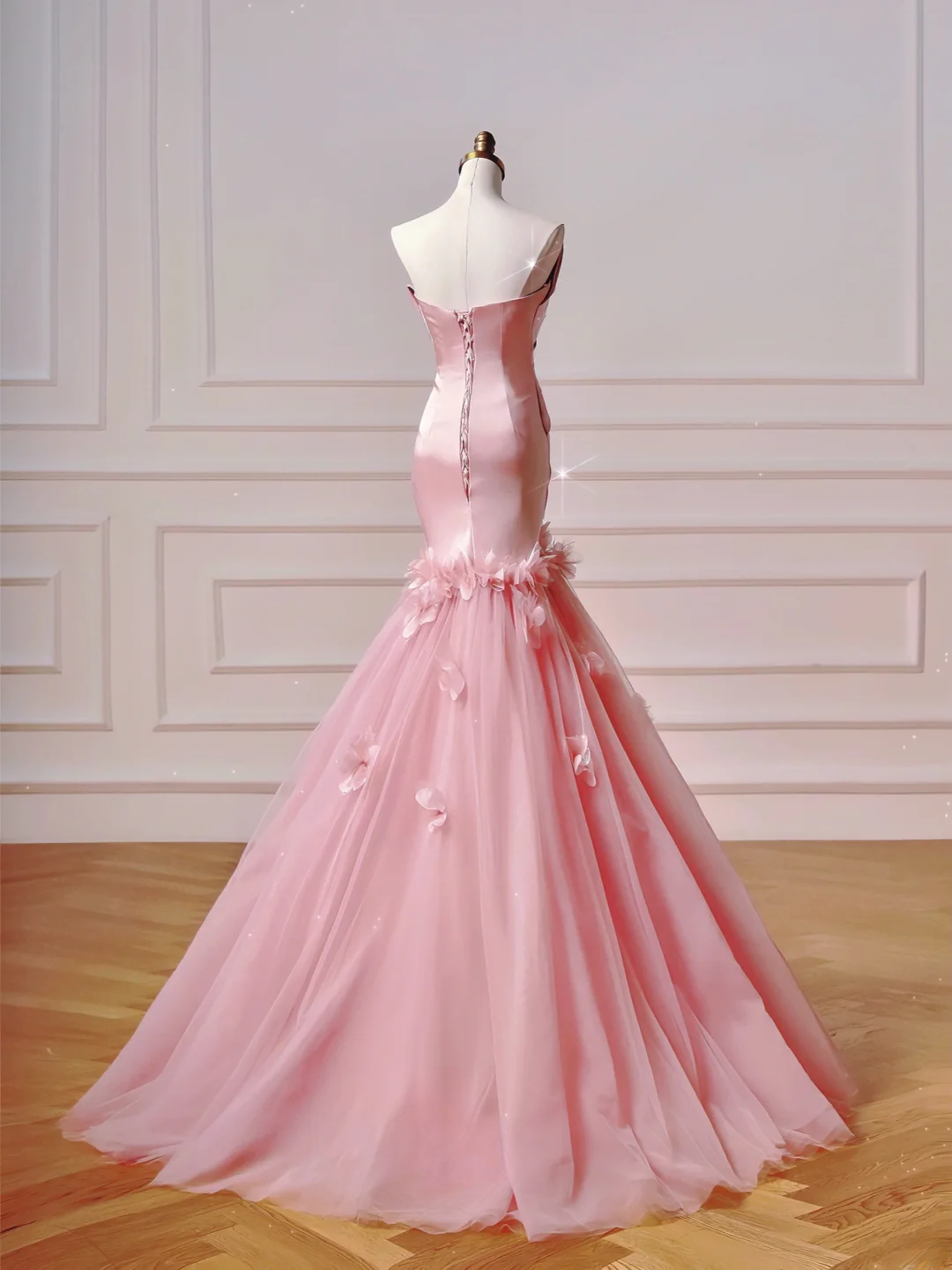 Elegantes, ästhetisches Meerjungfrauen-Kleid, trägerlos, rosa mit plissierten Blumen – Inspiration für ein beeindruckendes, langes, formelles Partykleid für Teenager und Gymnasien (AQ031)