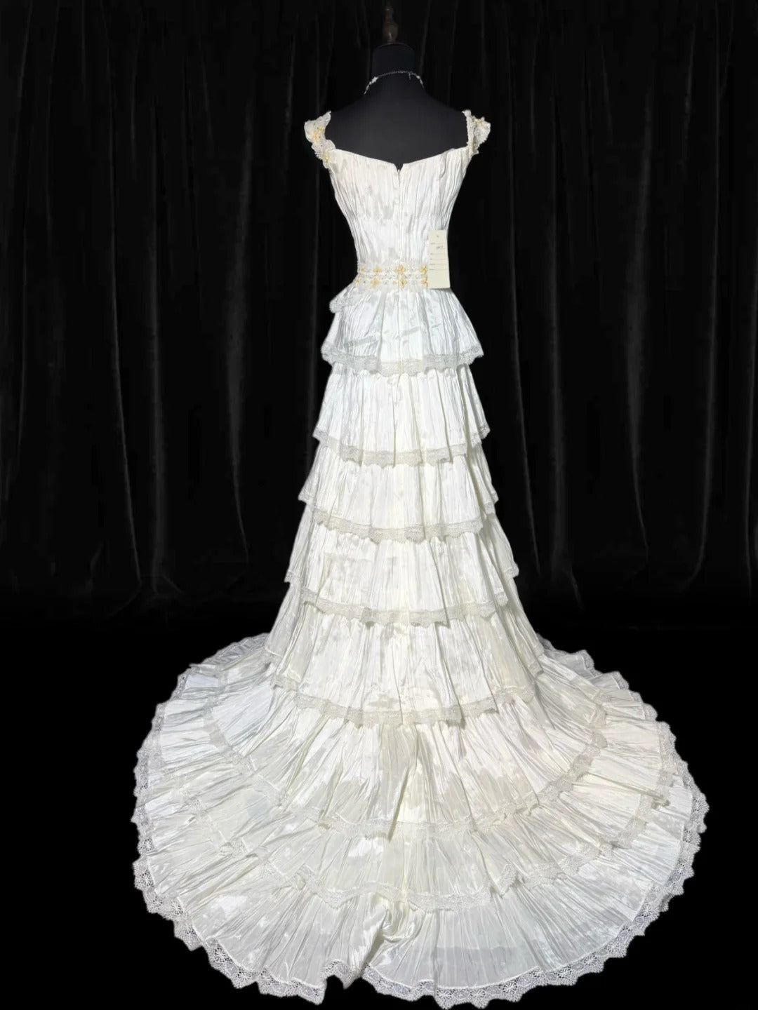 Robe de mariée vintage intemporelle pour femme, coupe trapèze, sans bretelles, en dentelle blanche à volants et satin, style années 1920, AS031