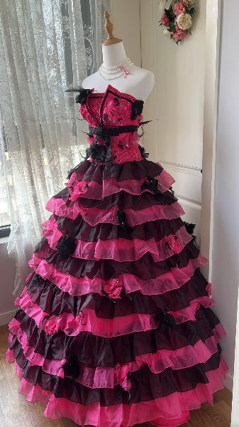 Langes, trägerloses Sweet-16-Ballkleid in Pink und Schwarz mit gestuften Lagen, Modell RC0401