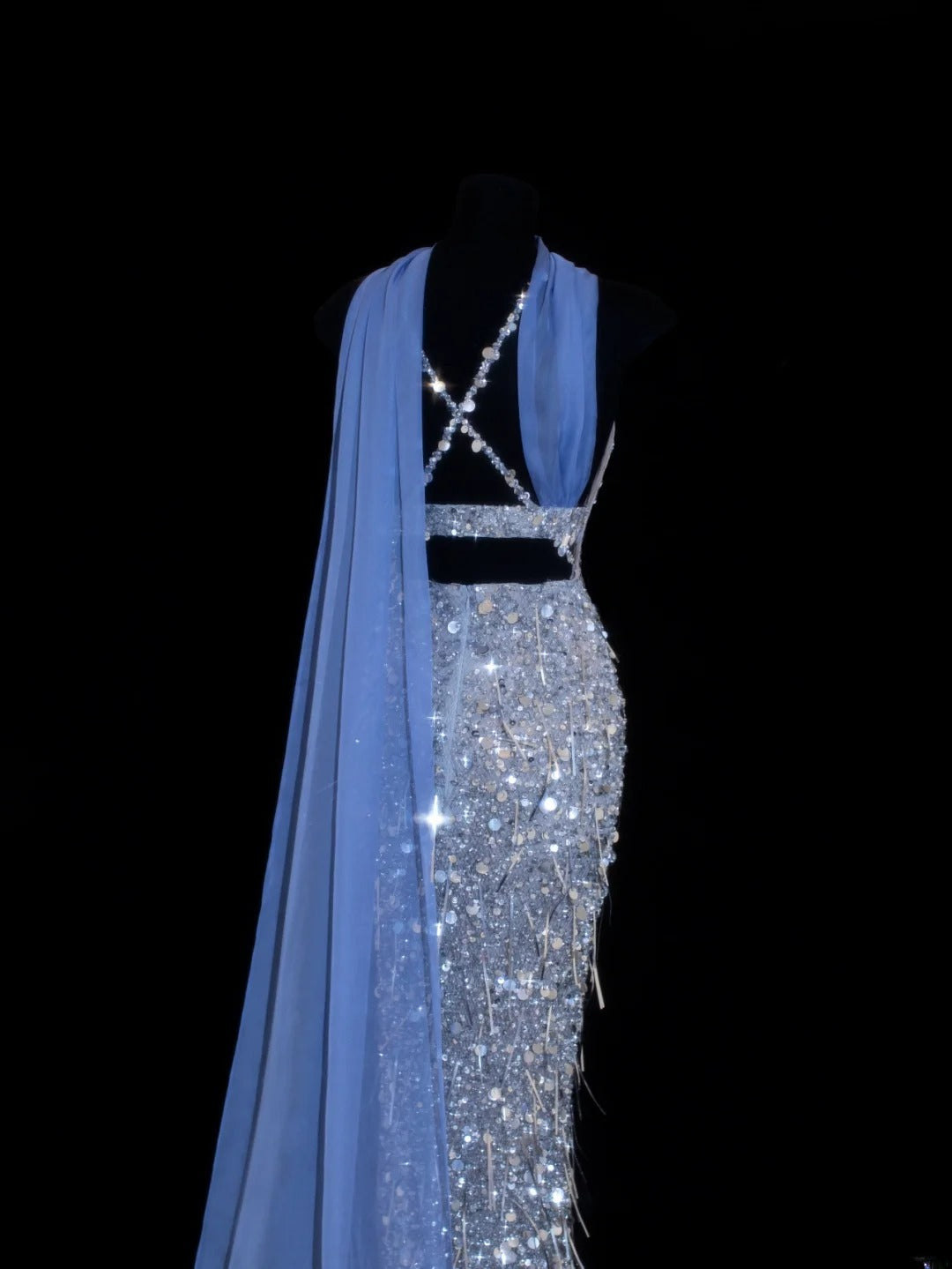Preiswertes, paillettenbesetztes, formelles Meerjungfrauenkleid im Stil der 1950er Jahre mit V-Ausschnitt und Neckholder in Blau und Perlen – ein beeindruckendes langes Ballkleid oder Abendkleid für Partys und festliche Anlässe (SA031).