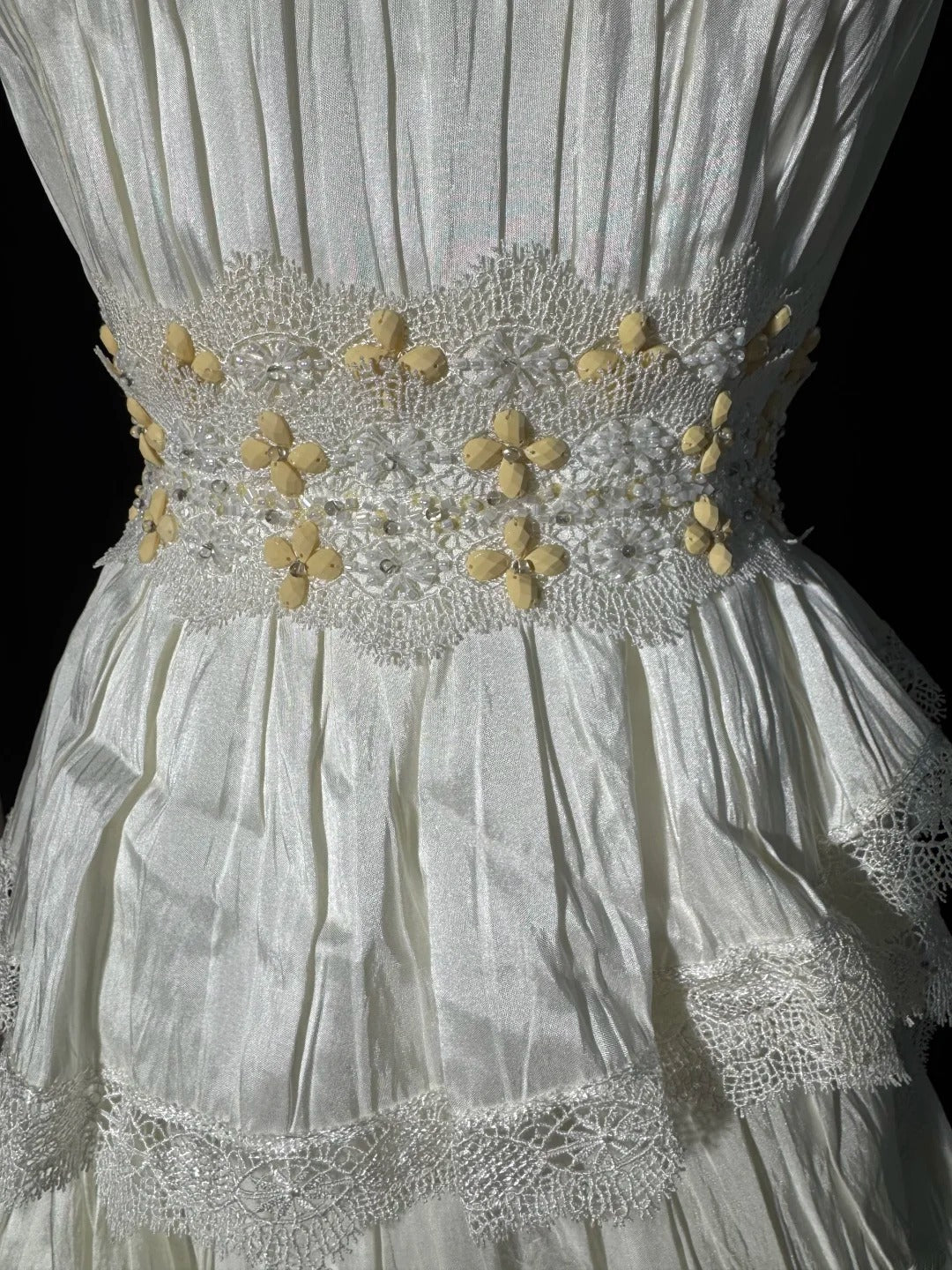 Robe de mariée vintage intemporelle pour femme, coupe trapèze, sans bretelles, en dentelle blanche à volants et satin, style années 1920, AS031