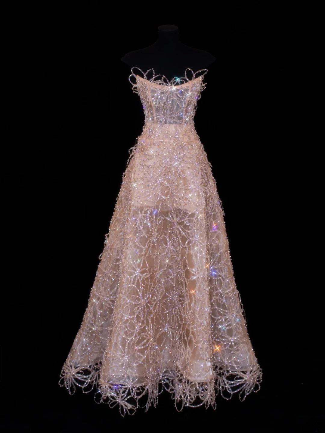 Elegantes, trägerloses Ballkleid in zartem Rosa mit Pailletten – ein stilvolles, langes Abendkleid für festliche Anlässe (SA032).