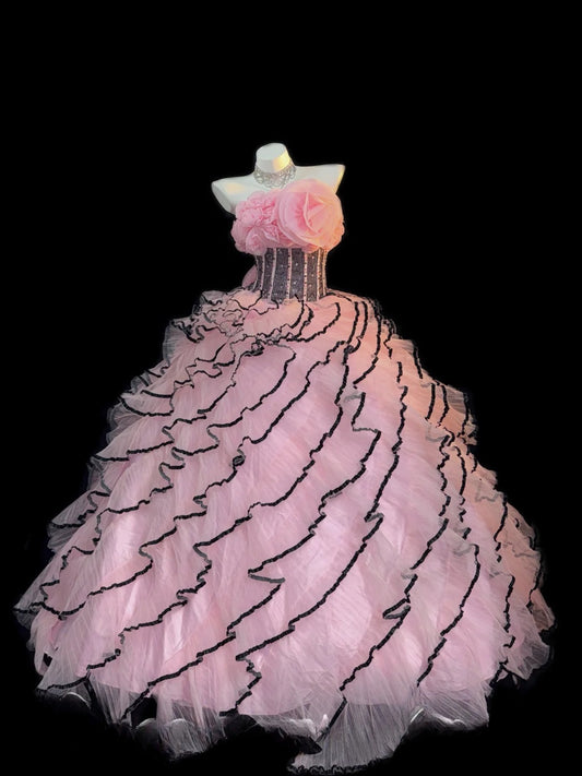 Niedliches Ballkleid, trägerlos, rosa Tüll mit Blumen, gestufte Lagen, langes Quinceanera-Kleid Vestido de 15 de Cenicienta RB3373