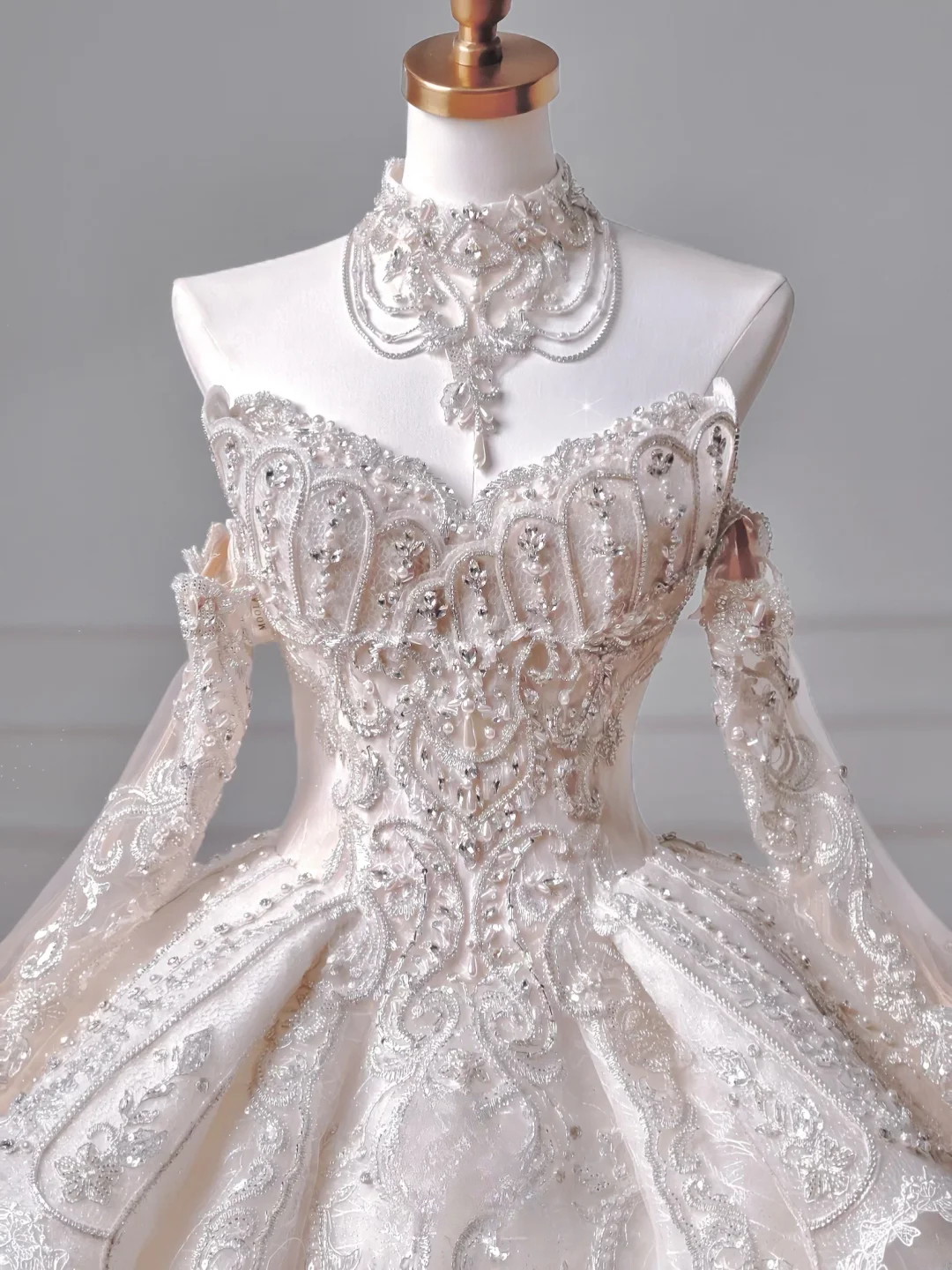 Romantisches langes Brautkleid im Ballkleid-Stil mit Herzausschnitt, aus Tüll und Spitze, plissiert, mit langen Ärmeln, Modell AQ032