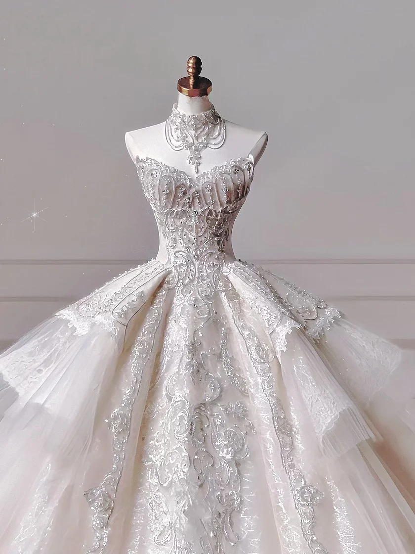 Romantisches langes Brautkleid im Ballkleid-Stil mit Herzausschnitt, aus Tüll und Spitze, plissiert, mit langen Ärmeln, Modell AQ032