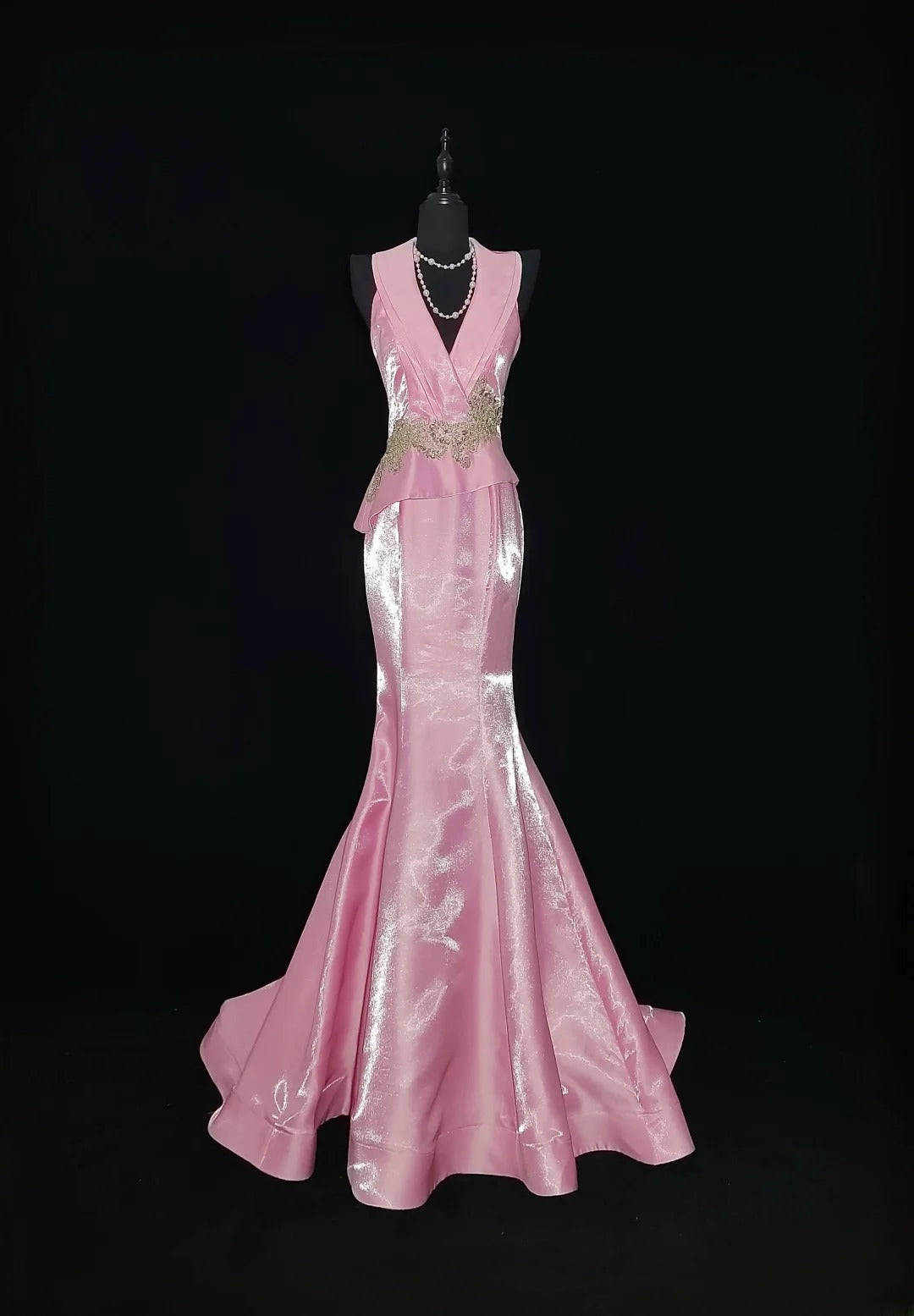 Robe de bal longue sans manches rose à col en V et dentelle dorée, style sirène vintage années 1950, idéale pour les soirées de fin d'études secondaires (AS033)