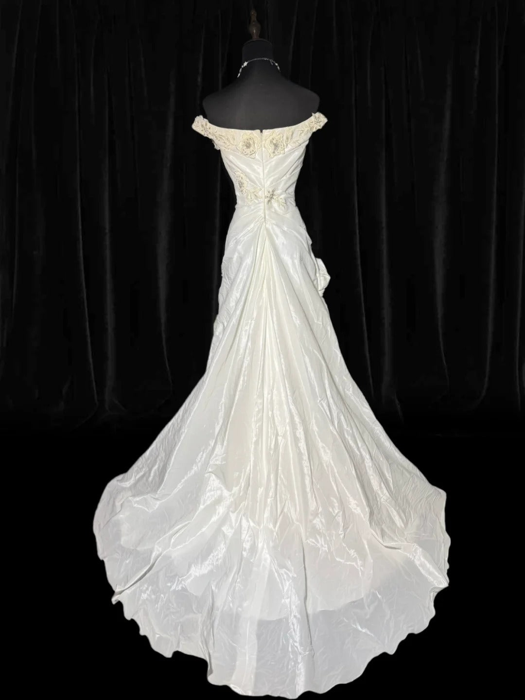 Einfaches Meerjungfrauen-Brautkleid im Vintage-Stil der 1920er Jahre mit schulterfreiem Ausschnitt, kurzen Ärmeln, weißer, gestufter Spitze, AS033