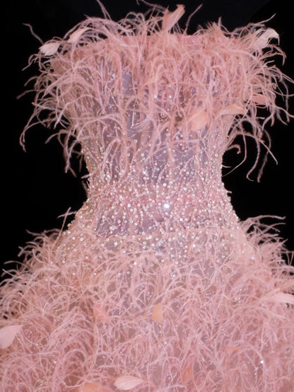 Robe de bal sobre et élégante, bustier en tulle rose orné de plumes, style raffiné, robe de soirée longue et sophistiquée SA033