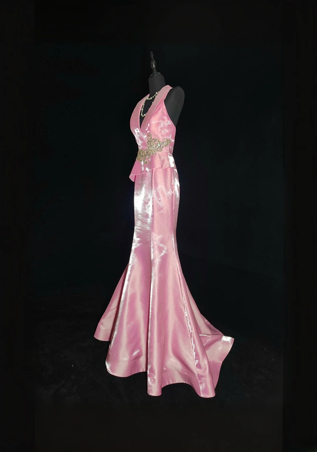 Robe de bal longue sans manches rose à col en V et dentelle dorée, style sirène vintage années 1950, idéale pour les soirées de fin d'études secondaires (AS033)