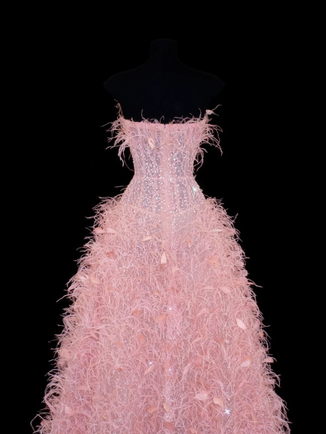 Robe de bal sobre et élégante, bustier en tulle rose orné de plumes, style raffiné, robe de soirée longue et sophistiquée SA033
