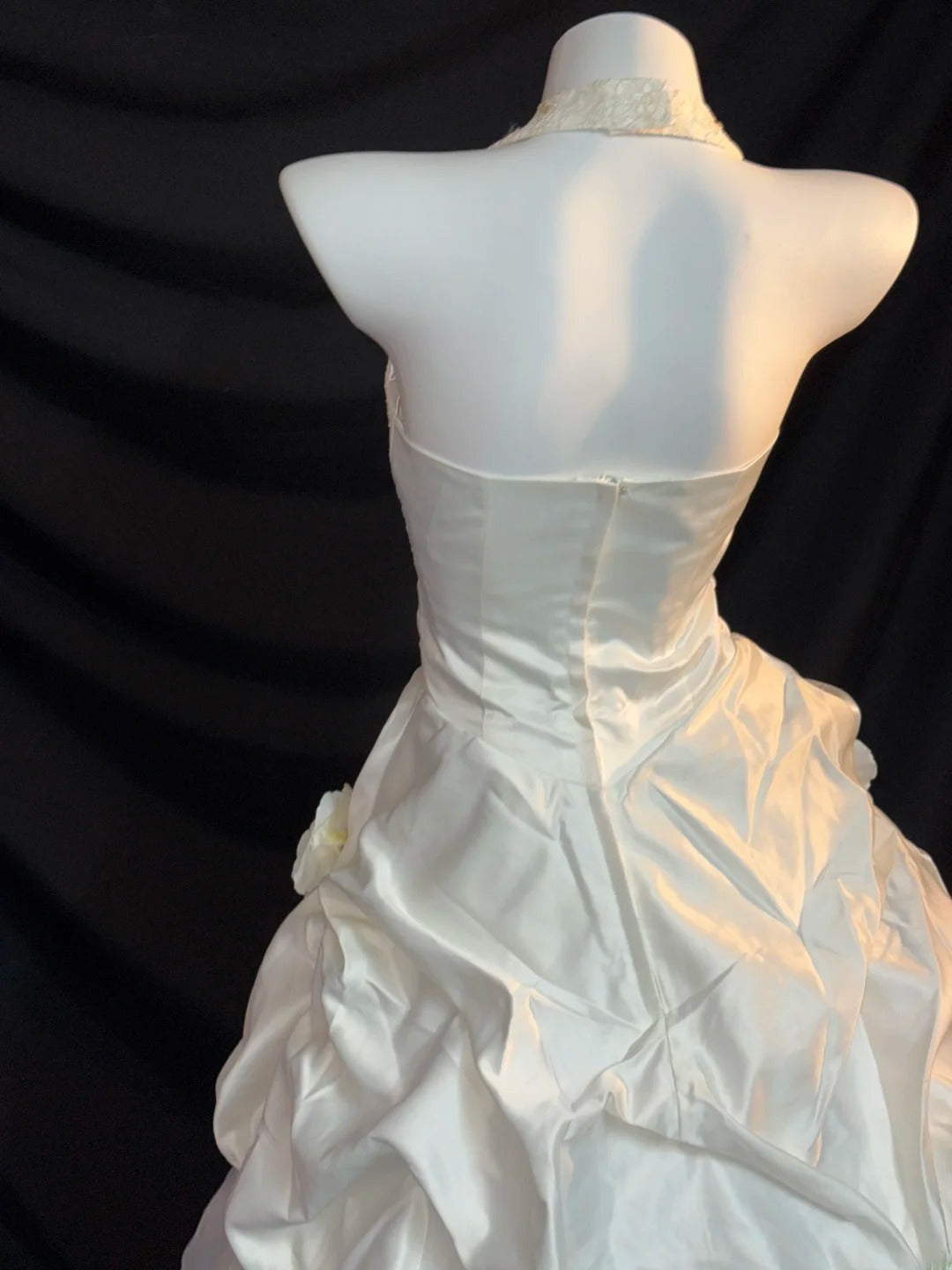 Vintage Ballkleider Neckholder Satin 3D Blumen Weiße Spitze mit Perlen Lange Brautkleider RB3440