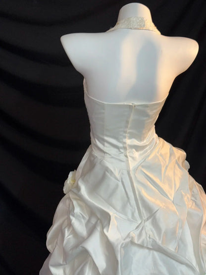 Vintage Ballkleider Neckholder Satin 3D Blumen Weiße Spitze mit Perlen Lange Brautkleider RB3440