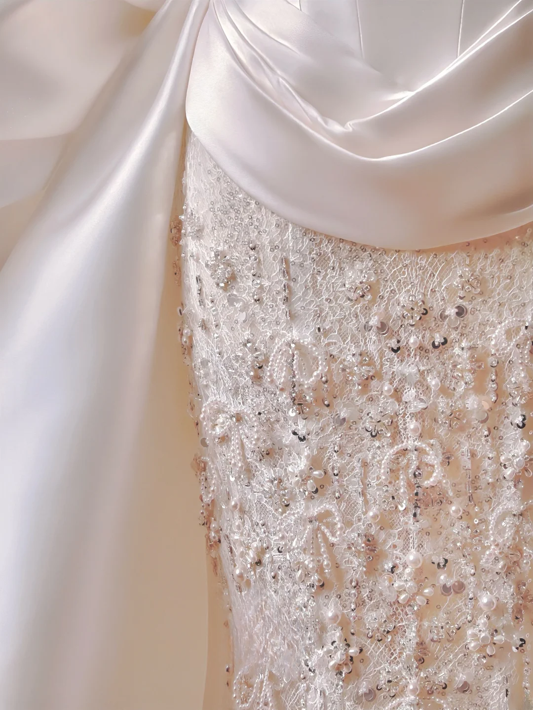 Zeitloses, trägerloses Etuikleid aus Satin mit tiefer Taille, Falten und Schleife – ein figurbetontes, langes Brautkleid mit Faltenrock (AQ035).