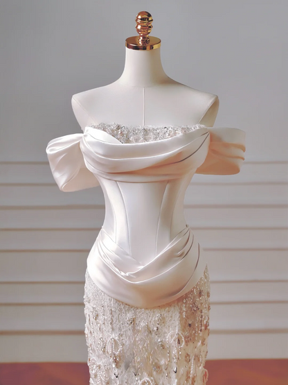 Zeitloses, trägerloses Etuikleid aus Satin mit tiefer Taille, Falten und Schleife – ein figurbetontes, langes Brautkleid mit Faltenrock (AQ035).