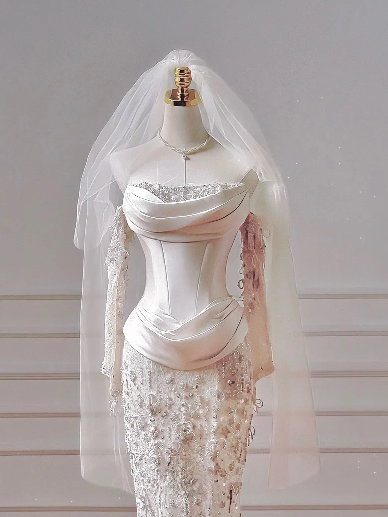 Zeitloses, trägerloses Etuikleid aus Satin mit tiefer Taille, Falten und Schleife – ein figurbetontes, langes Brautkleid mit Faltenrock (AQ035).
