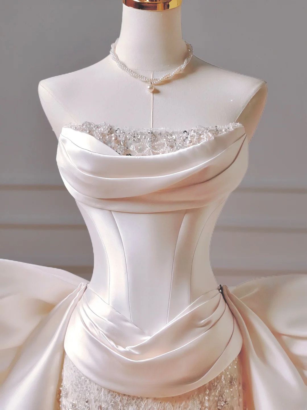 Zeitloses, trägerloses Etuikleid aus Satin mit tiefer Taille, Falten und Schleife – ein figurbetontes, langes Brautkleid mit Faltenrock (AQ035).