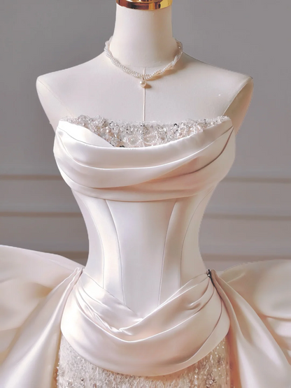 Zeitloses, trägerloses Etuikleid aus Satin mit tiefer Taille, Falten und Schleife – ein figurbetontes, langes Brautkleid mit Faltenrock (AQ035).