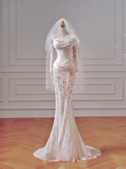 Zeitloses, trägerloses Etuikleid aus Satin mit tiefer Taille, Falten und Schleife – ein figurbetontes, langes Brautkleid mit Faltenrock (AQ035).