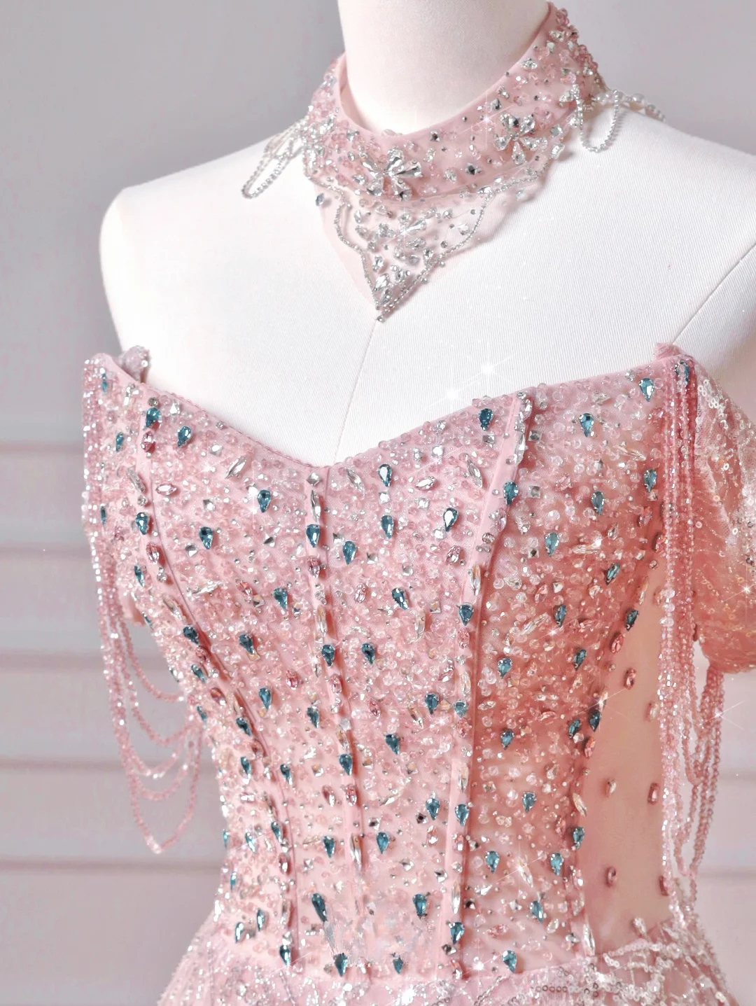 Elegantes, schulterfreies, pinkes Pailletten-Korsettkleid mit Korsett-Ausschnitt – ein beeindruckendes, langes Abendkleid für Teenager und Mädchen (AQ036)