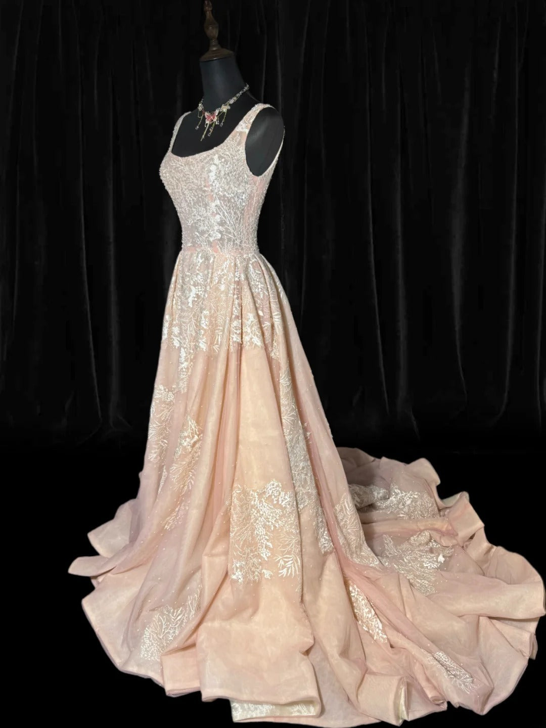 Robe de mariée victorienne vintage des années 1920, coupe trapèze, col carré, tulle rose orné d'appliqués de dentelle (AS037)
