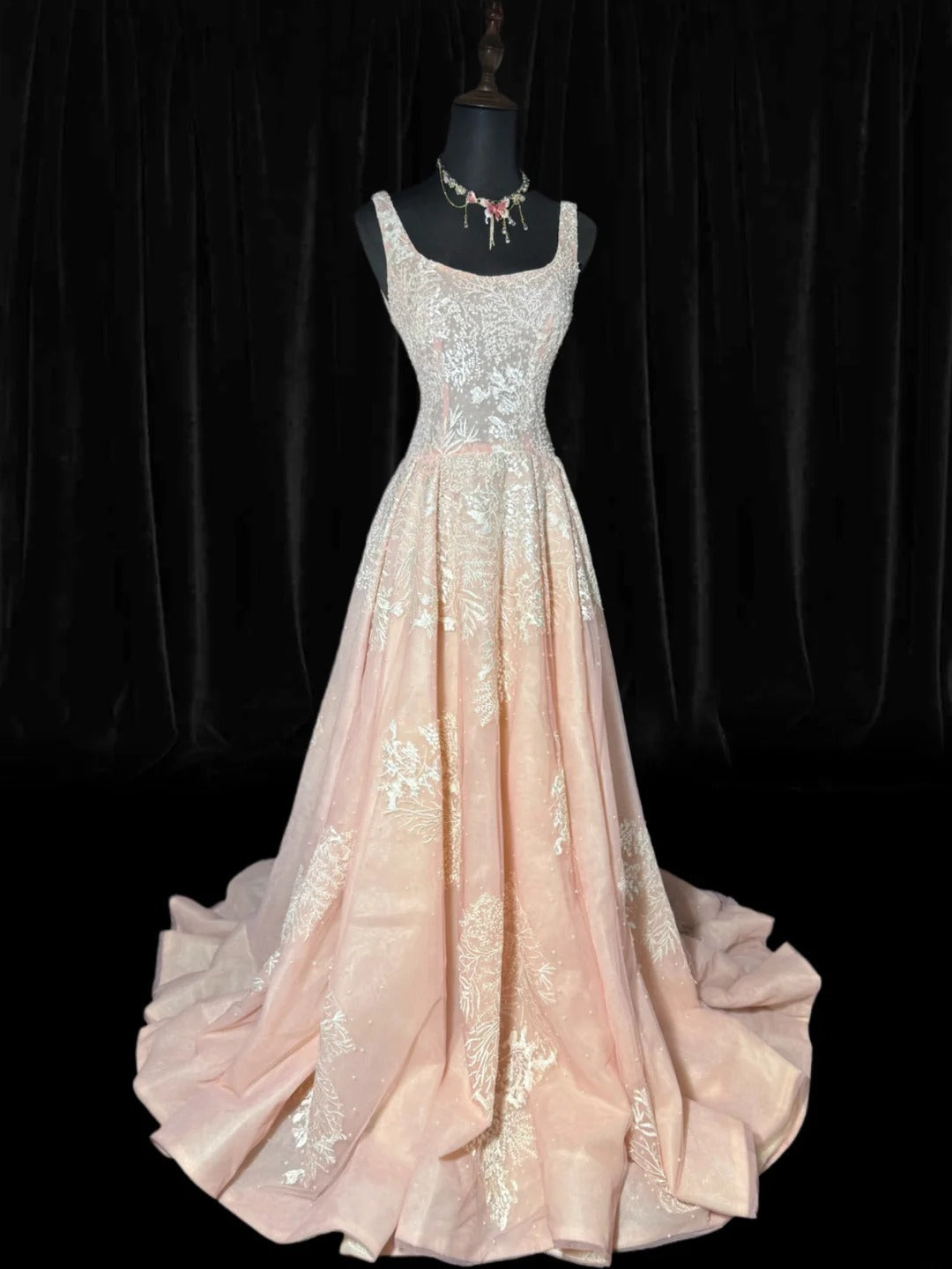 Robe de mariée victorienne vintage des années 1920, coupe trapèze, col carré, tulle rose orné d'appliqués de dentelle (AS037)