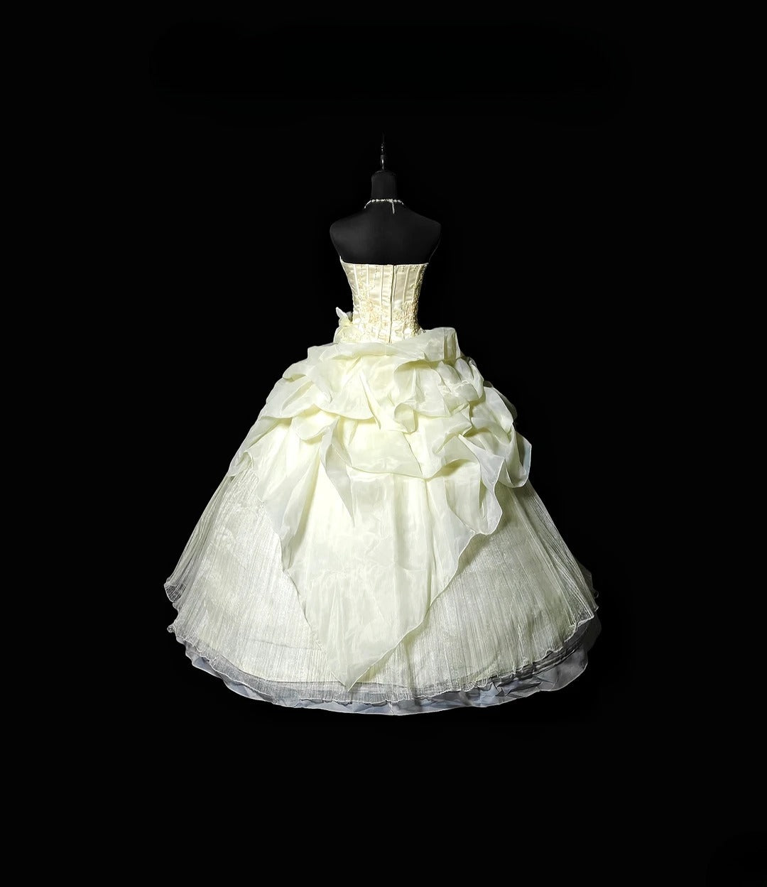 Charming Ball Gown Strapless Ivory Organza Quinceanera Dresses With Tiered For Sweet 15 Anos Celebration Birthday Formal Gown RB8818