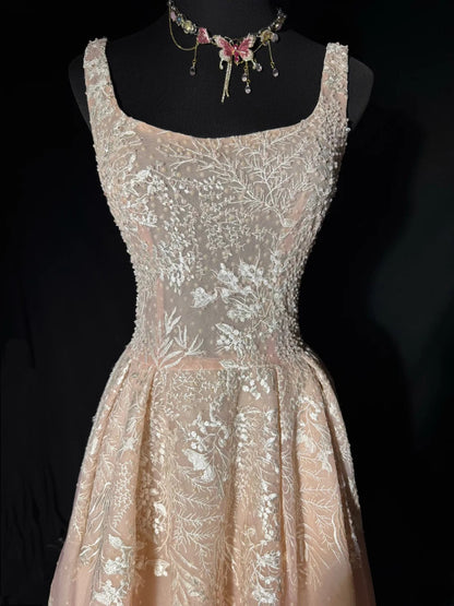 Robe de mariée victorienne vintage des années 1920, coupe trapèze, col carré, tulle rose orné d'appliqués de dentelle (AS037)