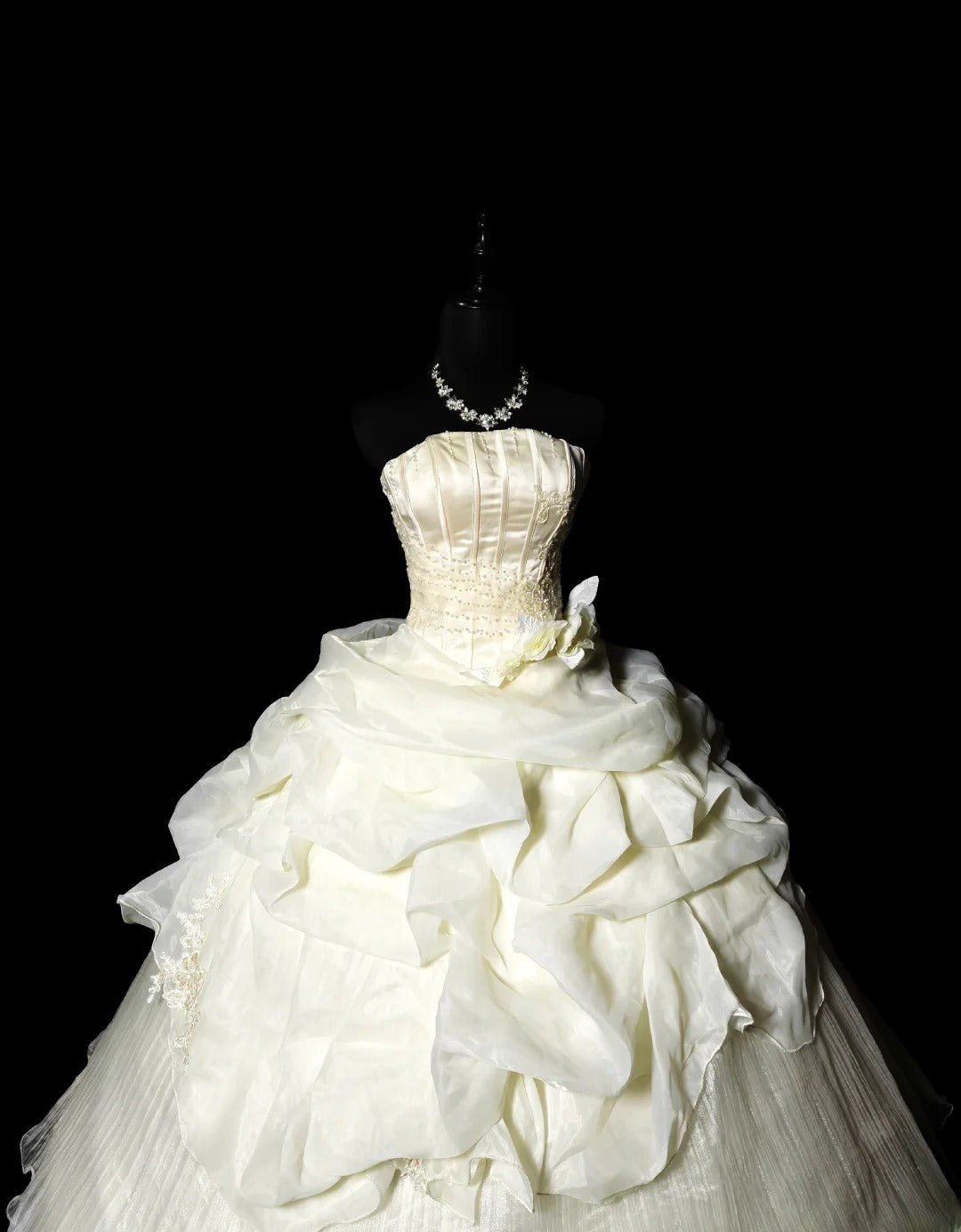 Charming Ball Gown Strapless Ivory Organza Quinceanera Dresses With Tiered For Sweet 15 Anos Celebration Birthday Formal Gown RB8818