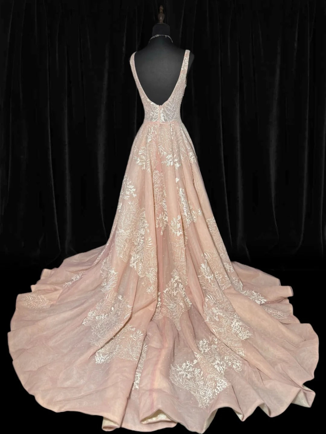 Robe de mariée victorienne vintage des années 1920, coupe trapèze, col carré, tulle rose orné d'appliqués de dentelle (AS037)