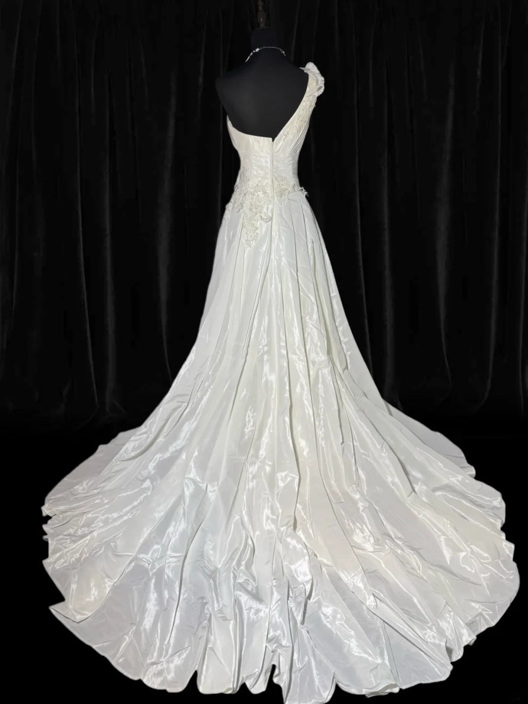 Damen-Ballkleid, schulterfrei, weiß, mit gestuftem Satin-Spitzenrock, lang, figurbetont, im Vintage-Stil der 70er Jahre, AS039