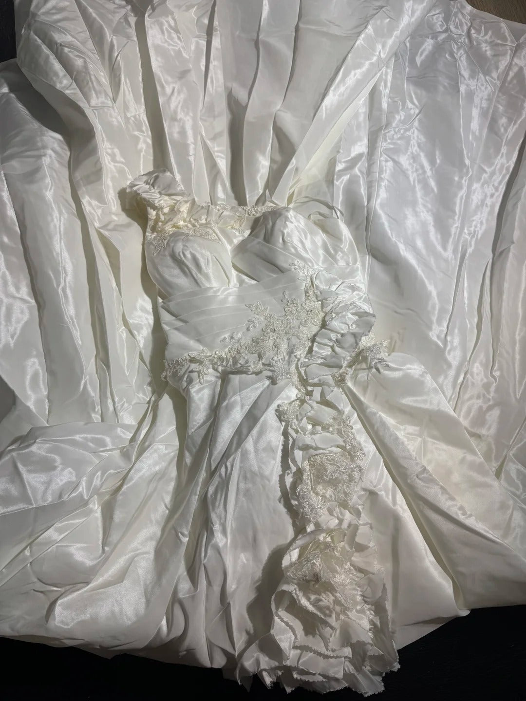 Damen-Ballkleid, schulterfrei, weiß, mit gestuftem Satin-Spitzenrock, lang, figurbetont, im Vintage-Stil der 70er Jahre, AS039