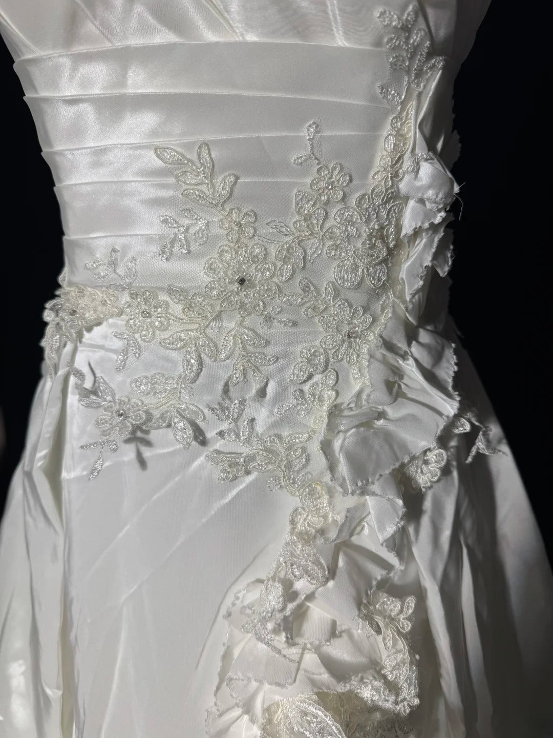 Damen-Ballkleid, schulterfrei, weiß, mit gestuftem Satin-Spitzenrock, lang, figurbetont, im Vintage-Stil der 70er Jahre, AS039