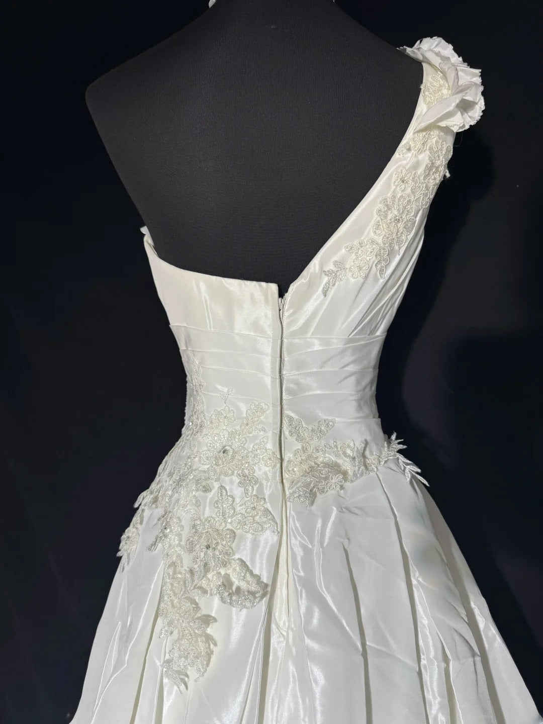 Damen-Ballkleid, schulterfrei, weiß, mit gestuftem Satin-Spitzenrock, lang, figurbetont, im Vintage-Stil der 70er Jahre, AS039