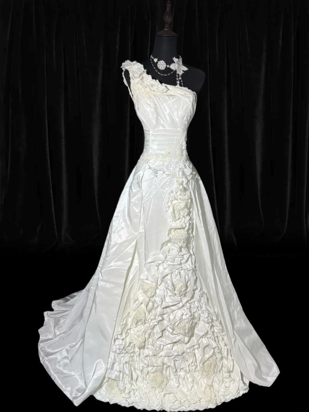 Damen-Ballkleid, schulterfrei, weiß, mit gestuftem Satin-Spitzenrock, lang, figurbetont, im Vintage-Stil der 70er Jahre, AS039