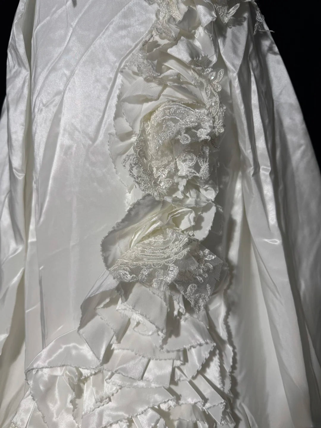 Damen-Ballkleid, schulterfrei, weiß, mit gestuftem Satin-Spitzenrock, lang, figurbetont, im Vintage-Stil der 70er Jahre, AS039