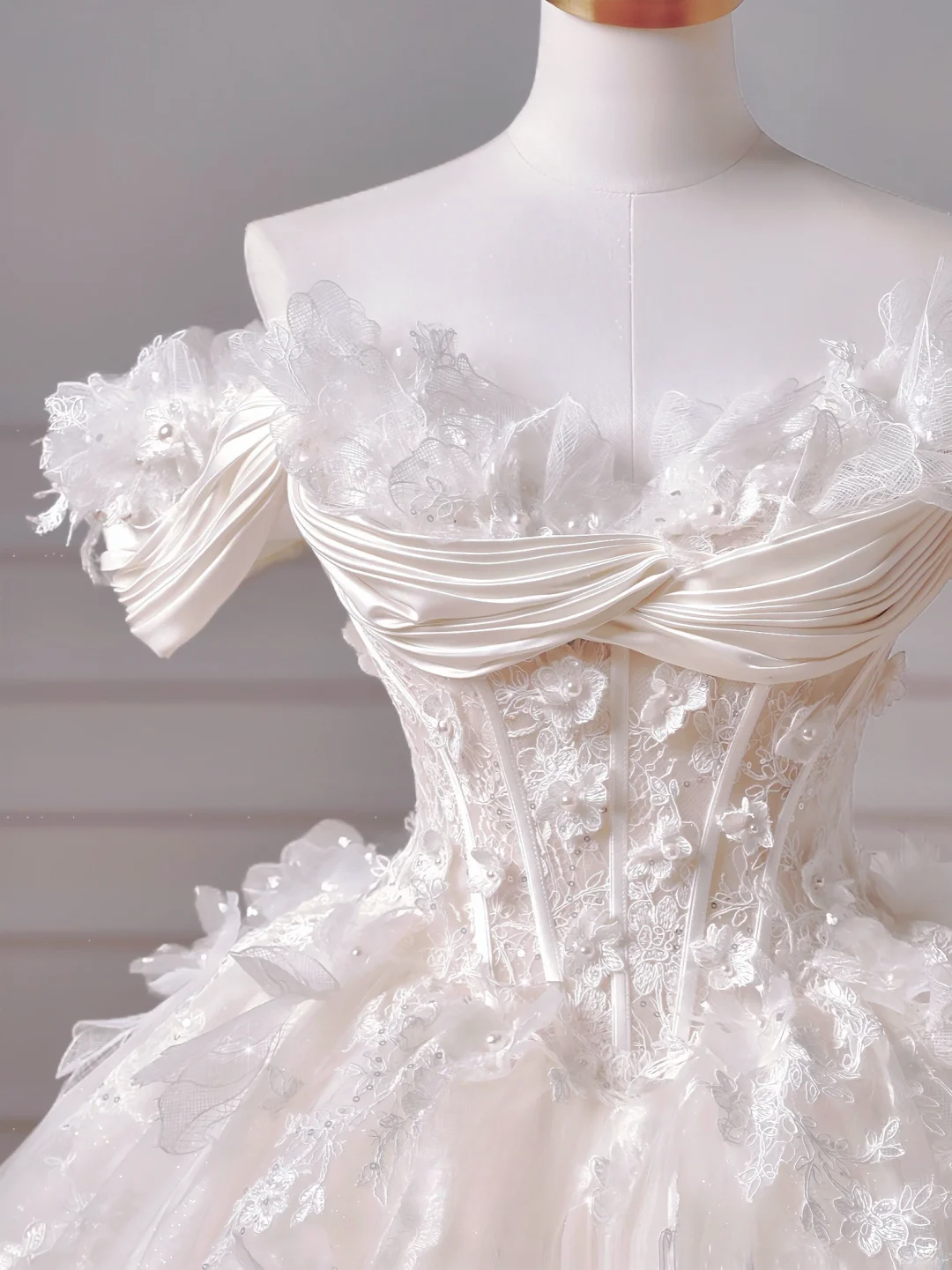 Prinzessinnen-Brautkleid, langes Ballkleid, schulterfrei, aus Tüll mit kurzen Ärmeln, Applikationen und Spitzenoberteil, Brautkleid AQ041
