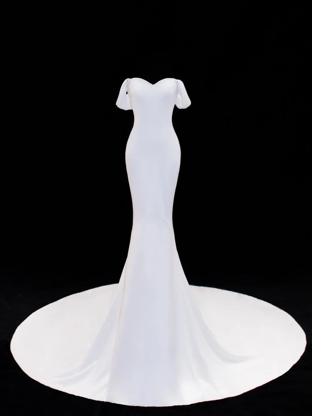 Elegantes, schlichtes Brautkleid im Meerjungfrauenstil mit schulterfreiem Schnitt, Ärmeln und Satin in Weiß, auch in Petite- und Plus-Size-Größen erhältlich, Modell SA042