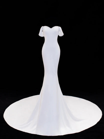 Elegantes, schlichtes Brautkleid im Meerjungfrauenstil mit schulterfreiem Schnitt, Ärmeln und Satin in Weiß, auch in Petite- und Plus-Size-Größen erhältlich, Modell SA042