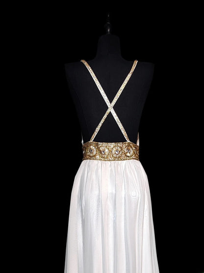 Robe de bal longue sans manches en mousseline blanche et bleue, coupe trapèze, style rétro années 60, ornée de perles dorées. Tenue idéale pour les fêtes de fin d'année scolaire (AS042).