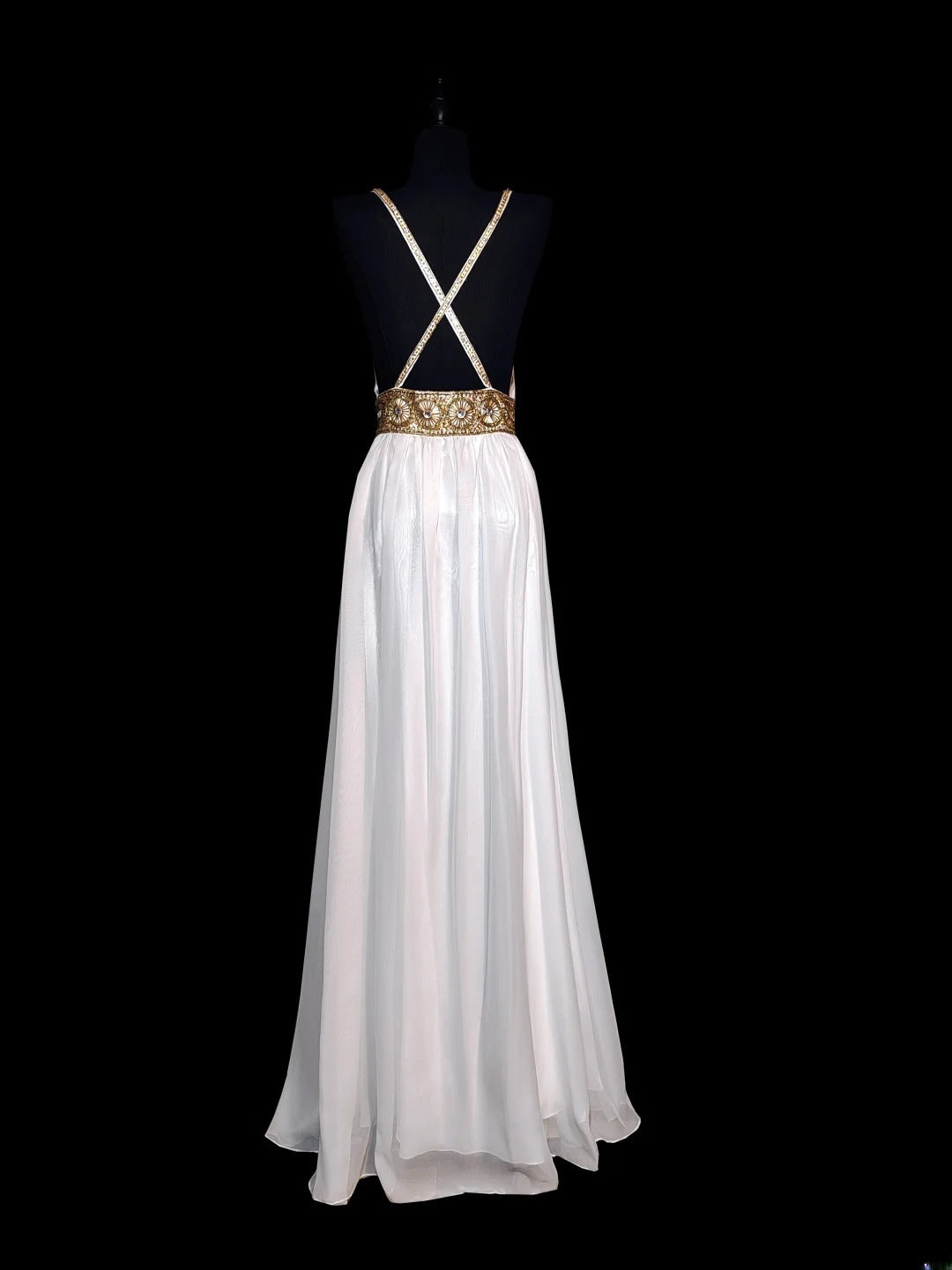 Robe de bal longue sans manches en mousseline blanche et bleue, coupe trapèze, style rétro années 60, ornée de perles dorées. Tenue idéale pour les fêtes de fin d'année scolaire (AS042).