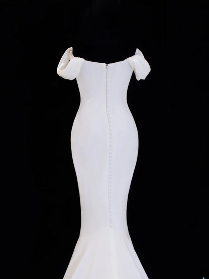 Elegantes, schlichtes Brautkleid im Meerjungfrauenstil mit schulterfreiem Schnitt, Ärmeln und Satin in Weiß, auch in Petite- und Plus-Size-Größen erhältlich, Modell SA042
