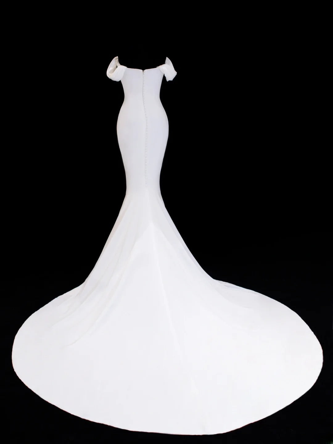 Elegantes, schlichtes Brautkleid im Meerjungfrauenstil mit schulterfreiem Schnitt, Ärmeln und Satin in Weiß, auch in Petite- und Plus-Size-Größen erhältlich, Modell SA042