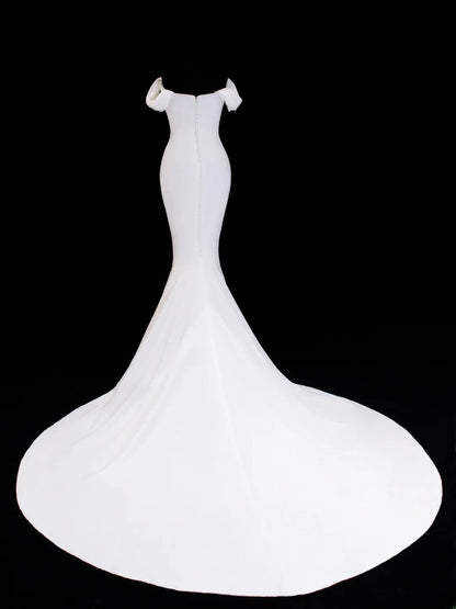 Elegantes, schlichtes Brautkleid im Meerjungfrauenstil mit schulterfreiem Schnitt, Ärmeln und Satin in Weiß, auch in Petite- und Plus-Size-Größen erhältlich, Modell SA042
