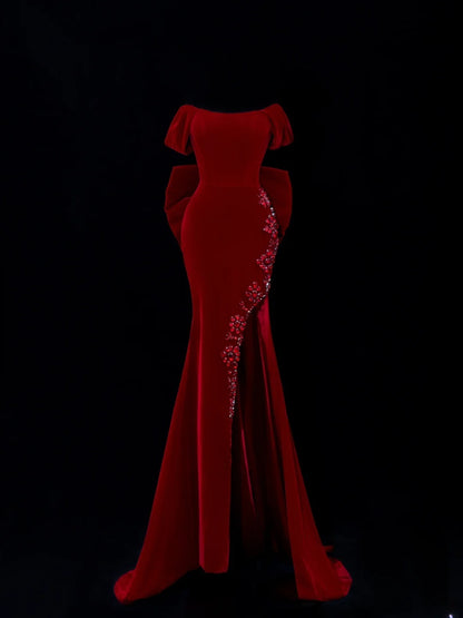 Robe de bal longue sirène classique des années 1950, épaules dénudées, en velours bordeaux orné de perles et d'un nœud papillon - SA043