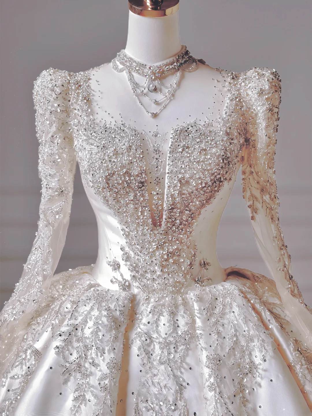 Prinzessinnen-Brautkleid, langes Ballkleid, eckiger Ausschnitt, lange Ärmel, Applikationen, perlenbesetztes Oberteil, Brautkleid AQ043