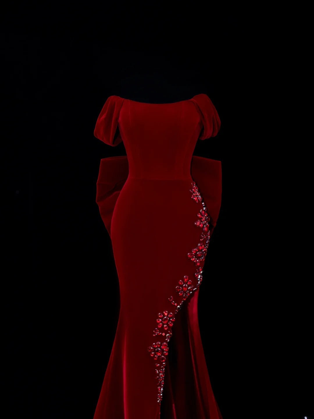 Robe de bal longue sirène classique des années 1950, épaules dénudées, en velours bordeaux orné de perles et d'un nœud papillon - SA043